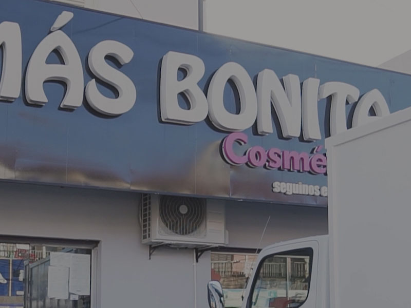 Camiones de carga FUSO que llevan adelante los negocios de Mas Bonita Cosmeticos
